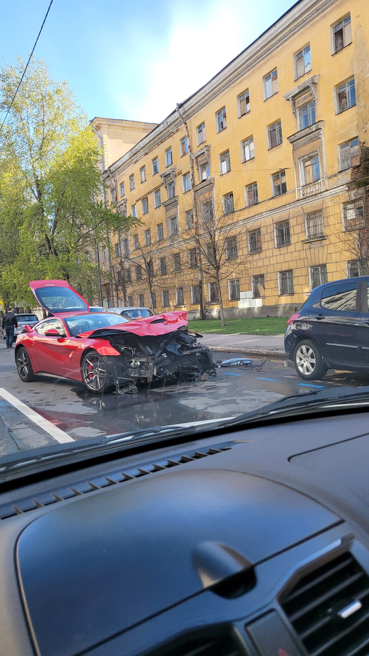 Дорогое ДТП»: водитель «Феррари», летевший по малой Монетной, разбил свою  машину, врезавшись в «БМВ» и «Мерседес» — Мегаполис