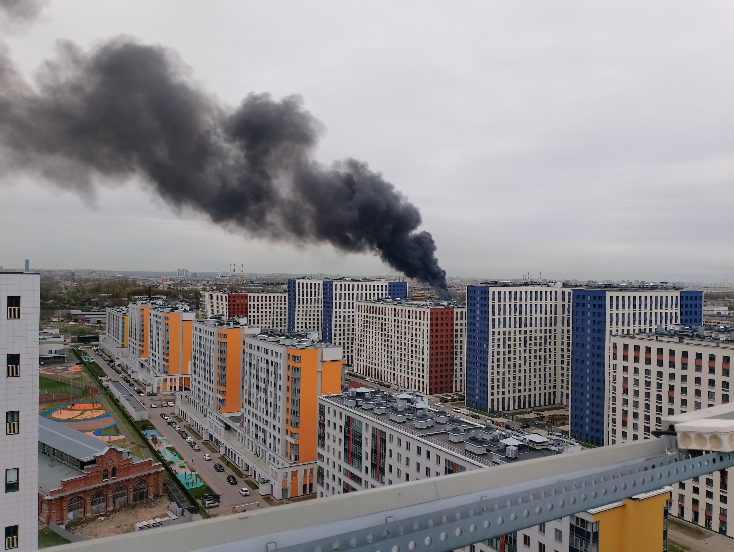 Дым от палет, горевших в Кировском районе Петербурга, видел весь город, от  Рыбацкого до Кронштадта — Мегаполис