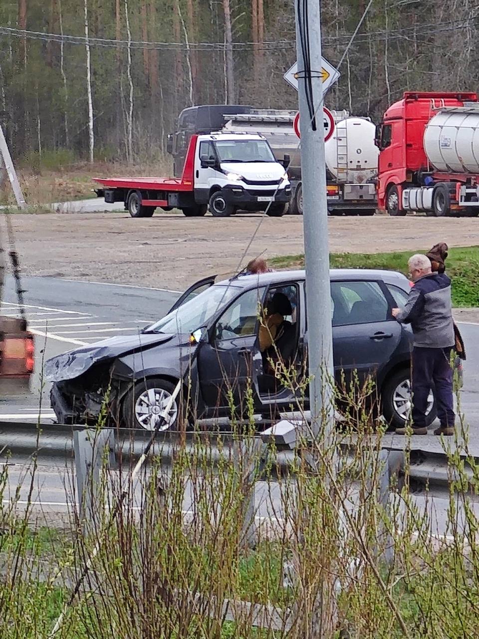 Водитель манипулятора погиб в Красном Селе, пытаясь остановить поехавшую  под уклон машину — Мегаполис