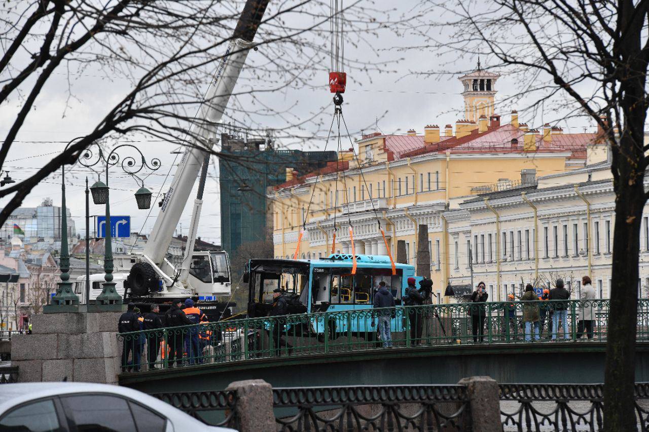 Дагестанцы одними из первых пришли на помощь пассажирам автобуса, упавшего  в Мойку — Мегаполис