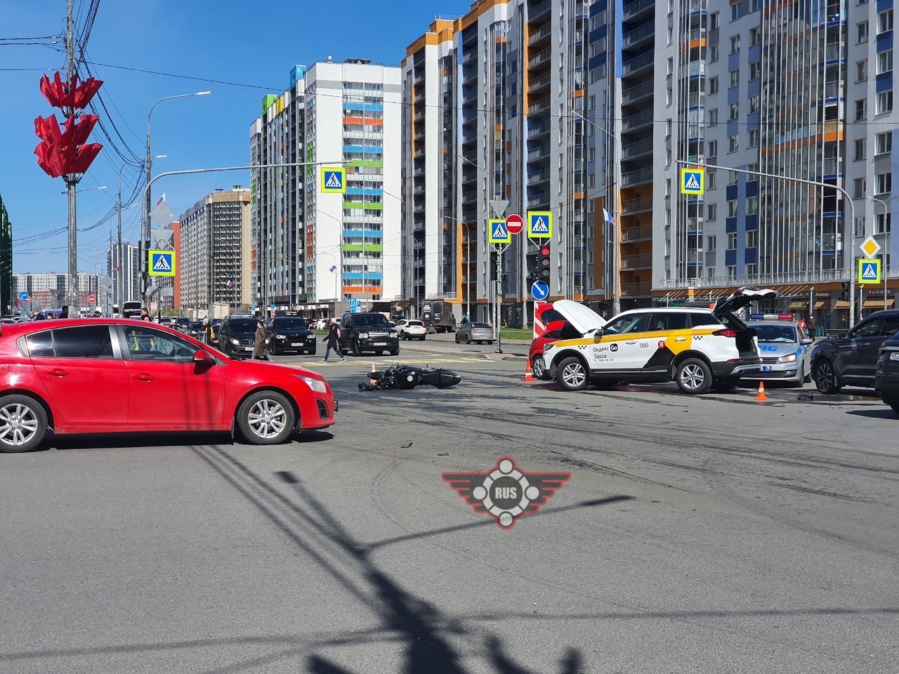 Такси сбило мотоцикл в Мурине, пилота с травмами увезли в бльницу —  Мегаполис