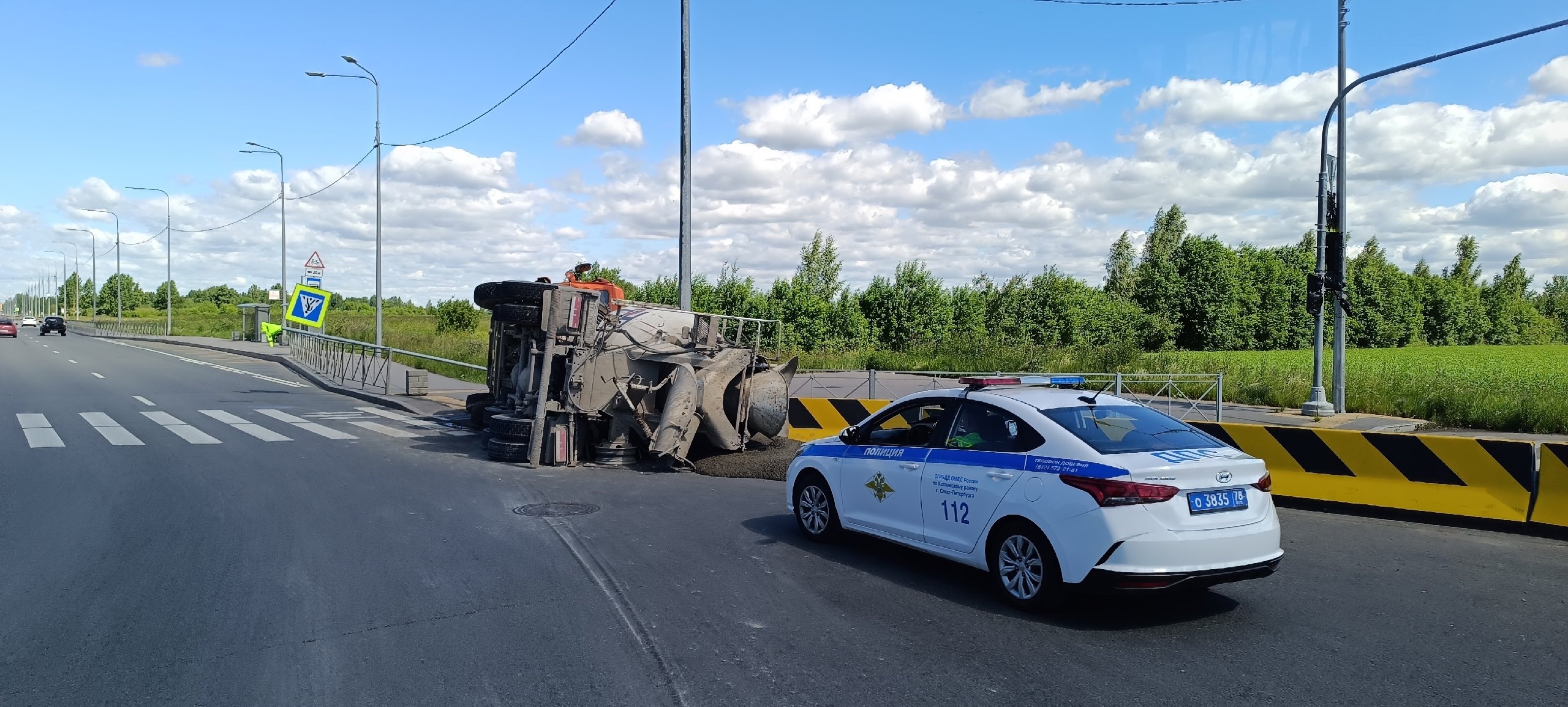 Водитель миксера опрокинул его на крутом повороте в Колпине и обвинил во  всем колесо — Мегаполис