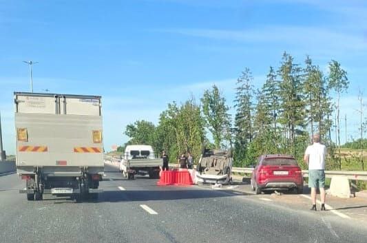 На трассе в Бурятии прицеп грузовика долбанул по микроавтобусу